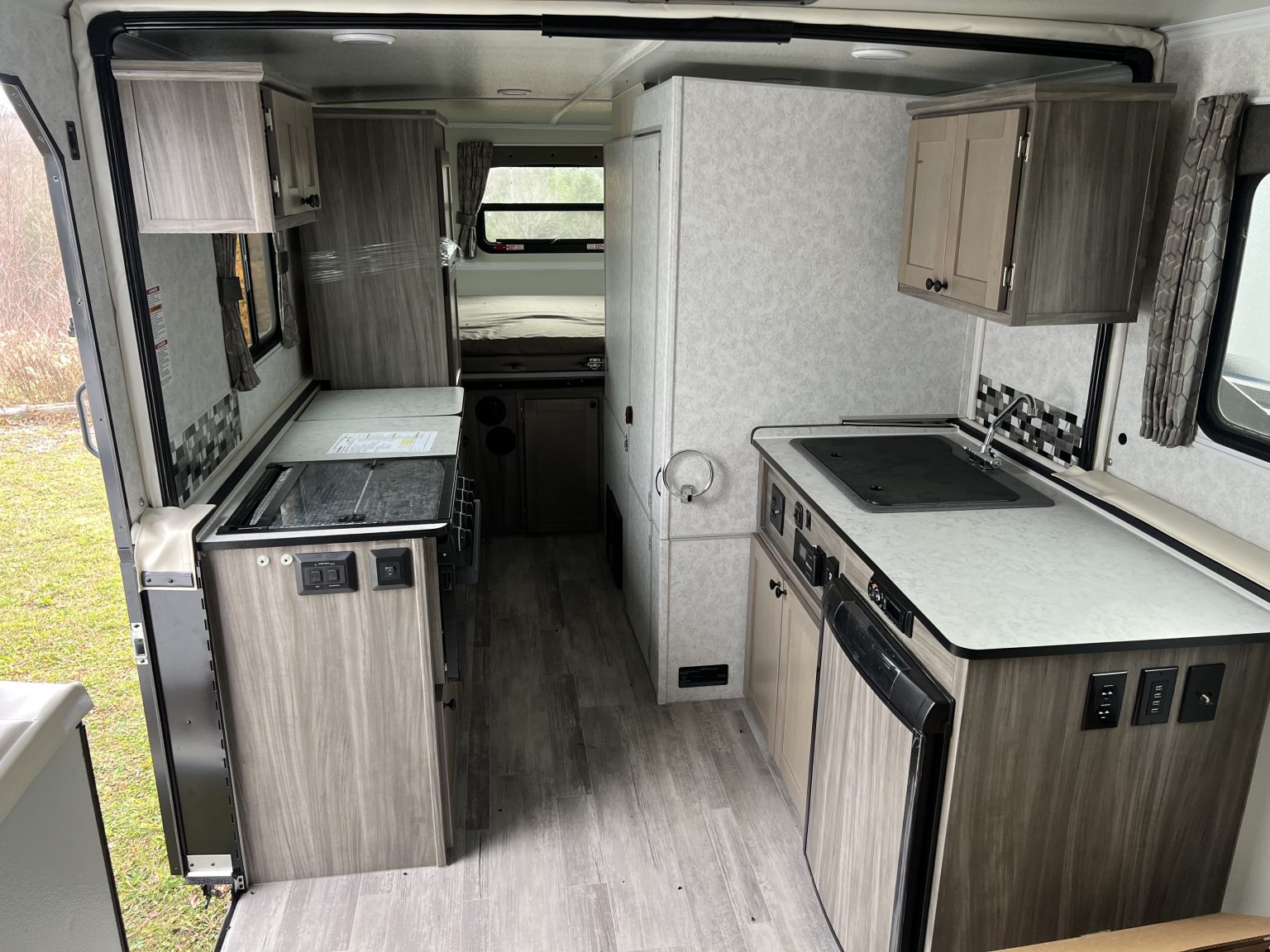 2024 TrailManor 2720QS Wise Trailer Sales